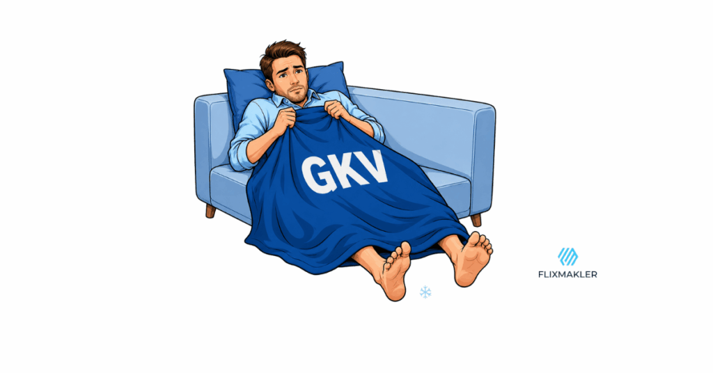 Mann liegt krank auf dem Sofa unter einer GKV-Decke – Symbol für die Krankengeld-Lücke bei freiwillig gesetzlich Versicherten