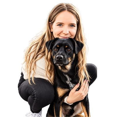 Anne hockt lächelnd hinter ihrem schwarz-braunen Hund – Schutz durch Tierkrankenversicherung